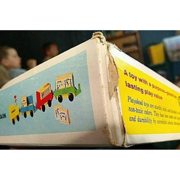 NEVER PLAYED VINTAGE PLAYSKOOL AIRPORT BAGGAGE TRAIN TOY IN ORIGINAL BOX - Picture 8 of 10